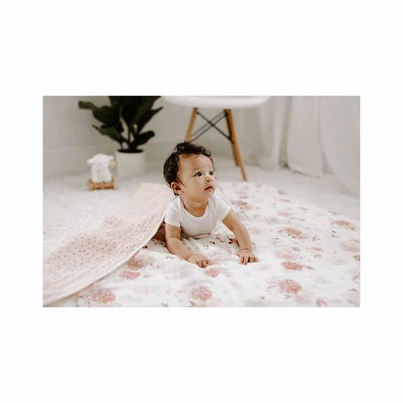 Aden + Anais Couverture De Rêve En Mousseline De Coton Dahlias 4 Aden + Anais Couverture De Rêve En Mousseline De Coton Dahlias – Image 4