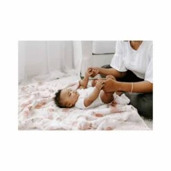 Aden + Anais Couverture De Rêve En Mousseline De Coton Dahlias 14 Aden + Anais Couverture De Rêve En Mousseline De Coton Dahlias -Soins Pour Bébé couverture reve mousseline coton dahlias aden anais bambinou jeu