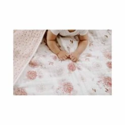Aden + Anais Couverture De Rêve En Mousseline De Coton Dahlias 15 Aden + Anais Couverture De Rêve En Mousseline De Coton Dahlias -Soins Pour Bébé couverture reve mousseline coton dahlias aden anais bambinou mains