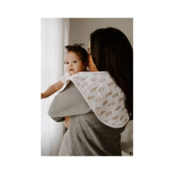 Aden + Anais Lot De 2 Bavoirs D’épaule En Mousseline De Coton Dahlias 11 Aden + Anais Lot De 2 Bavoirs D’épaule En Mousseline De Coton Dahlias -Soins Pour Bébé lot 2 bavoirs epaule mousseline coton dahlias aden anais bambinou ambiance