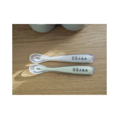 Beaba Lot De 2 Cuillères Silicone 1er âge Avec Boite Vert Sauge -Soins Pour Bébé lot 2 cuilleres silicone 1er age avec boite vert sauge beaba bambinou table