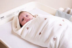 Childhome Parure De Bain Avec Gant 80 X 80 Cm Jersey -Soins Pour Bébé parure bain gant 80 80 jersey hearts childhome bambinou capuche 1