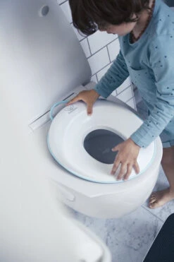 Babybjorn Réducteur De Toilette Babybjörn -Soins Pour Bébé reducteur toilette blanc tourquoise babybjorn bambinou utilisation 1