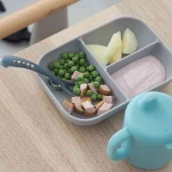 Beaba Set Repas Silicone Assiette Compartimentée Cuillère Et Tasse -Soins Pour Bébé set repas silicone assiette compartimentee cuillere tasse beaba bambinou ambiance 1